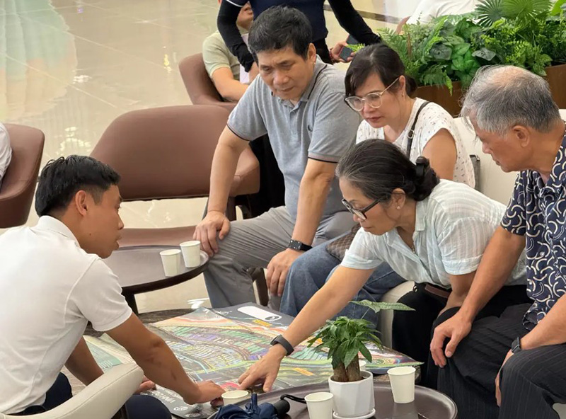Siêu đô thị biển hơn 6.200 ha của Vinhomes trong mắt những người Hạ Long gốc 1 Nhung nguoi Ha Long goc nhu ong Phong ba Minh nguoi dau tien va thu hai tu phai sang dang dan dat lan song dich chuyen ve sieu do thi ben vinh di san