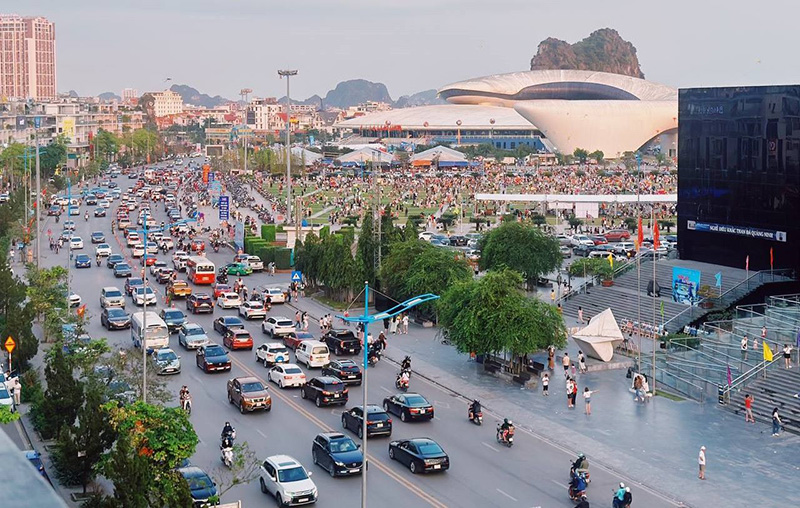 Siêu đô thị biển hơn 6.200 ha của Vinhomes trong mắt những người Hạ Long gốc 2 Vinh Thien Duong tai Vinhomes Global Gate Ha Long mo ra mot the gioi khac khi cu dan va doanh chu duoc giai phong hoan toan khoi nhung ap luc do thi